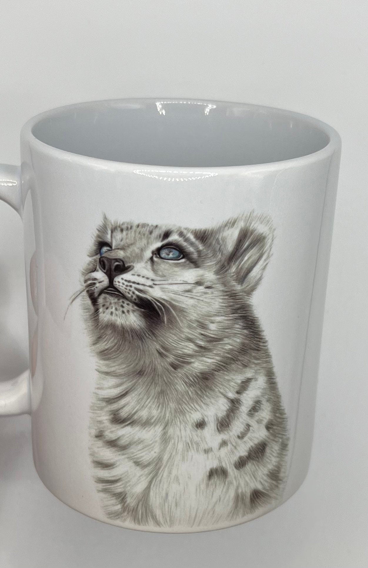 Beautiful Snow Leopard designed gift mug perfect for any occasion -